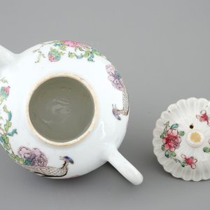 Une théière en porcelaine de Chine famille rose à décor en reliëf, Yongzheng, 1723-1735 — photo 6