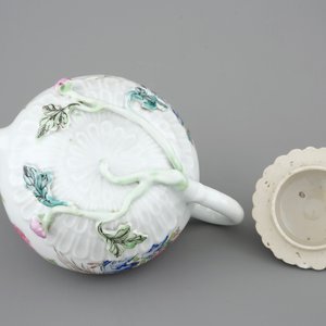 Une théière en porcelaine de Chine famille rose à décor en reliëf, Yongzheng, 1723-1735 — photo 7