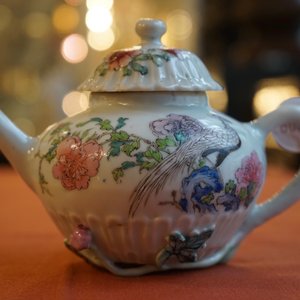 Une théière en porcelaine de Chine famille rose à décor en reliëf, Yongzheng, 1723-1735 — photo 9
