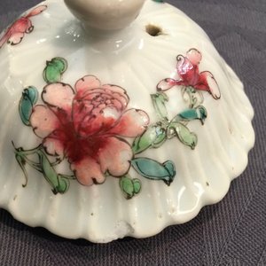 Une théière en porcelaine de Chine famille rose à décor en reliëf, Yongzheng, 1723-1735 — photo 10