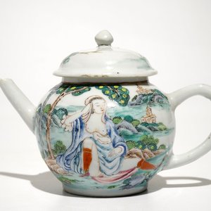 Une théière en porcelaine de Chine famille rose à décor érotique, Qianlong — photo 1