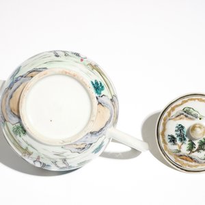 Une théière en porcelaine de Chine famille rose à décor érotique, Qianlong — photo 6