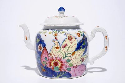 Une théière en porcelaine de Chine famille rose à décor "Feuille de Tabac", Qianlong