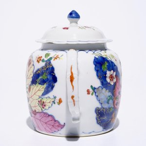 Une théière en porcelaine de Chine famille rose à décor "Feuille de Tabac", Qianlong — photo 2
