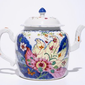 Une théière en porcelaine de Chine famille rose à décor "Feuille de Tabac", Qianlong — photo 3