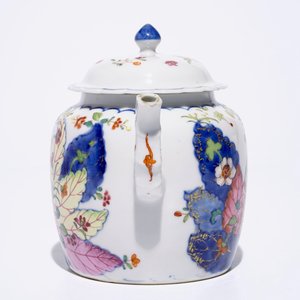 Une théière en porcelaine de Chine famille rose à décor "Feuille de Tabac", Qianlong — photo 4