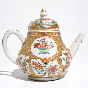 Une théière en porcelaine de Chine famille rose à décor floral sur fond géometrique, Yongzheng — photo 3