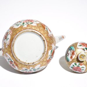 Une théière en porcelaine de Chine famille rose à décor floral sur fond géometrique, Yongzheng — photo 6