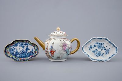 Une théière en porcelaine de Chine famille rose à décor mandarin et deux supports de cuillères, Qianlong