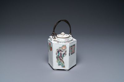 Une théière en porcelaine de Chine famille rose à décor 'Wu Shuang Pu', 19/20ème