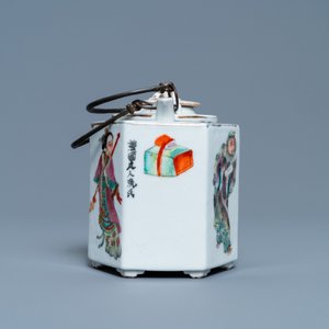 Une théière en porcelaine de Chine famille rose à décor 'Wu Shuang Pu', 19/20ème — photo 3