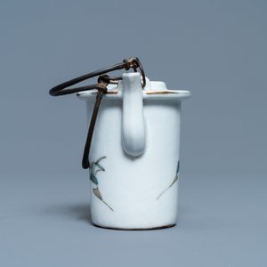 Une théière en porcelaine de Chine famille rose à décor 'Wu Shuang Pu', 19/20ème — photo 7