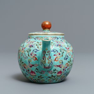 Une théière en porcelaine de Chine famille rose à fond turquoise, marque de Jiaqing, République, 20ème — photo 3