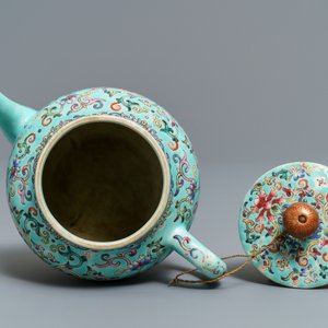 Une théière en porcelaine de Chine famille rose à fond turquoise, marque de Jiaqing, République, 20ème — photo 6