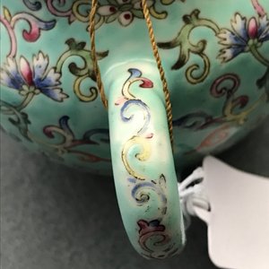 Une théière en porcelaine de Chine famille rose à fond turquoise, marque de Jiaqing, République, 20ème — photo 9