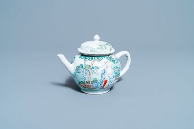 Une théière en porcelaine de Chine famille rose à sujet érotique, Yongzheng