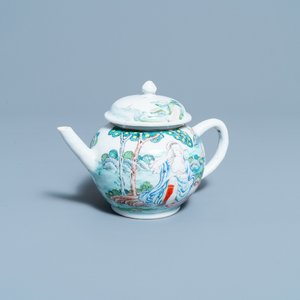 Une théière en porcelaine de Chine famille rose à sujet érotique, Yongzheng — photo 1