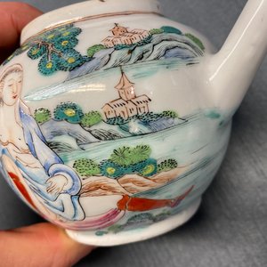 Une théière en porcelaine de Chine famille rose à sujet érotique, Yongzheng — photo 16
