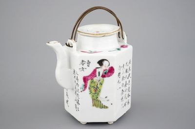 Une théière en porcelaine de Chine famille rose aux décors du Wu Shuang Pu, 19ème
