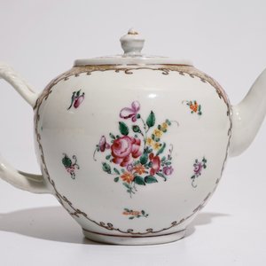 Une théière en porcelaine de Chine famille rose d'exportation, Qianlong — photo 3