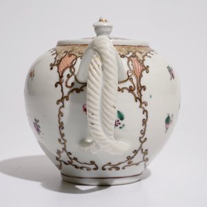 Une théière en porcelaine de Chine famille rose d'exportation, Qianlong — photo 4