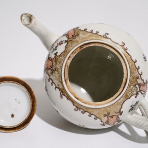 Une théière en porcelaine de Chine famille rose d'exportation, Qianlong — photo 5