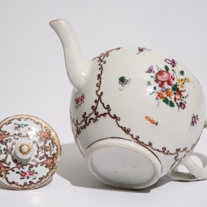 Une théière en porcelaine de Chine famille rose d'exportation, Qianlong — photo 6