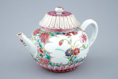 Une théière en porcelaine de Chine famille rose en forme de lotus, Yongzheng, 1723-1735