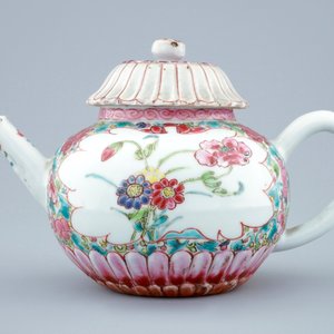Une théière en porcelaine de Chine famille rose en forme de lotus, Yongzheng, 1723-1735 — photo 2