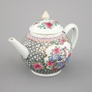 Une théière en porcelaine de Chine famille rose, époque Yongzheng, 1722-1735 — photo 1