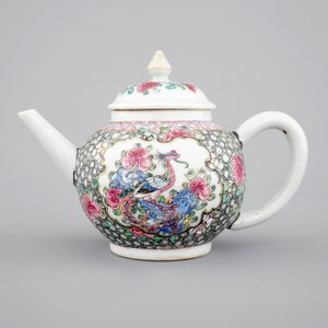 Une théière en porcelaine de Chine famille rose, époque Yongzheng, 1722-1735 — photo 2