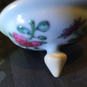 Une théière en porcelaine de Chine famille rose, époque Yongzheng, 1722-1735 — photo 9