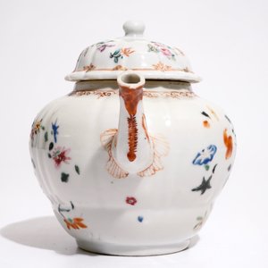 Une théière en porcelaine de Chine famille rose, Qianlong — photo 2