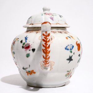 Une théière en porcelaine de Chine famille rose, Qianlong — photo 4