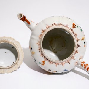 Une théière en porcelaine de Chine famille rose, Qianlong — photo 5