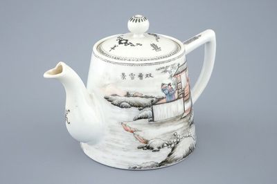 Une théière en porcelaine de Chine famille rose, République, 20ème