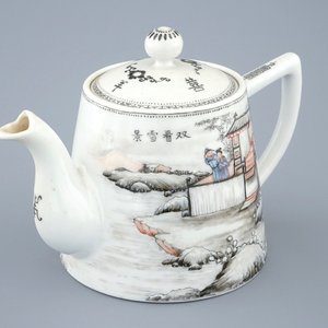 Une théière en porcelaine de Chine famille rose, République, 20ème — photo 1