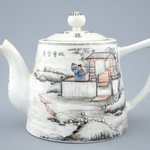 Une théière en porcelaine de Chine famille rose, République, 20ème — photo 3