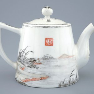Une théière en porcelaine de Chine famille rose, République, 20ème — photo 4