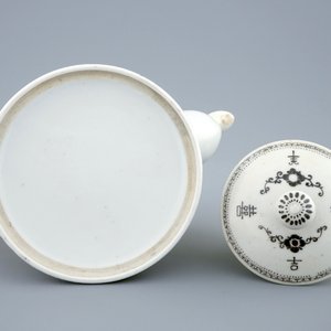 Une théière en porcelaine de Chine famille rose, République, 20ème — photo 5