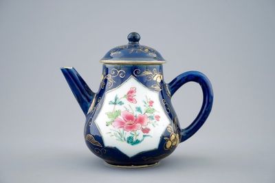 Une théière en porcelaine de Chine famille rose sur fond bleu poudré, Yongzheng, 1723-1735