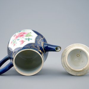 Une théière en porcelaine de Chine famille rose sur fond bleu poudré, Yongzheng, 1723-1735 — photo 5