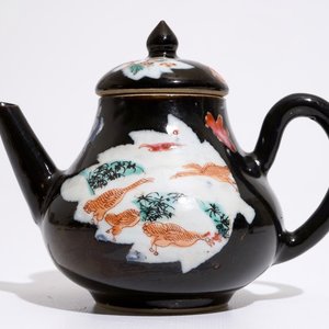 Une théière en porcelaine de Chine famille rose sur fond noir, Yongzheng/Qianlong — photo 1