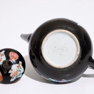 Une théière en porcelaine de Chine famille rose sur fond noir, Yongzheng/Qianlong — photo 6