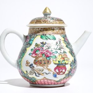Une théière en porcelaine de Chine famille rose, Yongzheng — photo 1