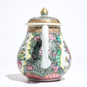 Une théière en porcelaine de Chine famille rose, Yongzheng — photo 4