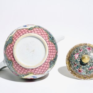 Une théière en porcelaine de Chine famille rose, Yongzheng — photo 6