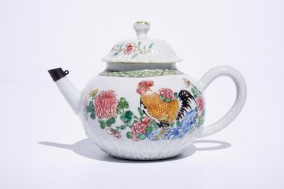 Une théière en porcelaine de Chine famille rose, Yongzheng