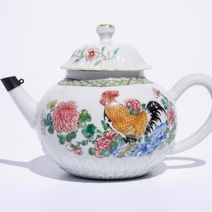 Une théière en porcelaine de Chine famille rose, Yongzheng — photo 1