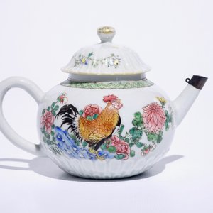 Une théière en porcelaine de Chine famille rose, Yongzheng — photo 3